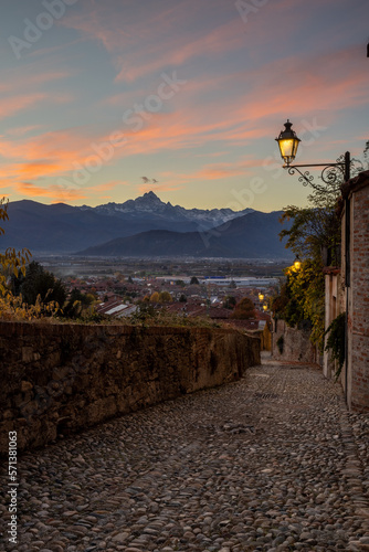 Obraz na plátne tramonto nei vicoli di saluzzo vecchia (CN) con vista sul monviso