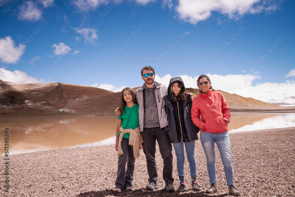 familia junto a laguna grande en Cordillera de los Andes Catamarca Argentina