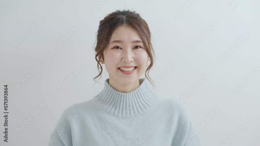 冬服を着た笑顔の女性 冬服を着た笑顔の女性