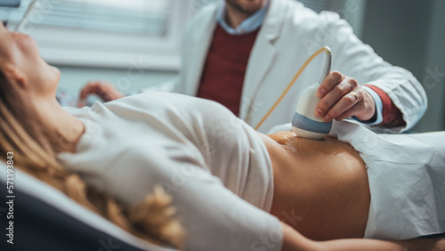 Canvas-taulu Doctor makes the patient women abdominal ultrasound