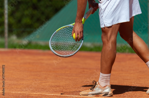 Giocatore di tennis alla battuta © Antonino Caldarella