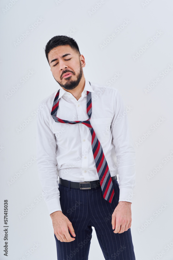衣類が乱れてストレスを抱えた表情をするスーツ姿の男性 衣類が乱れてストレスを抱えた表情をするスーツ姿の男性