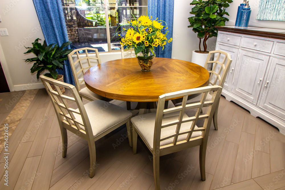 Fototapeta premium Dining Room Round Table With Four Chairs