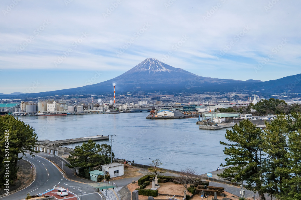 静岡県富士市田子の浦からの富士山と工場