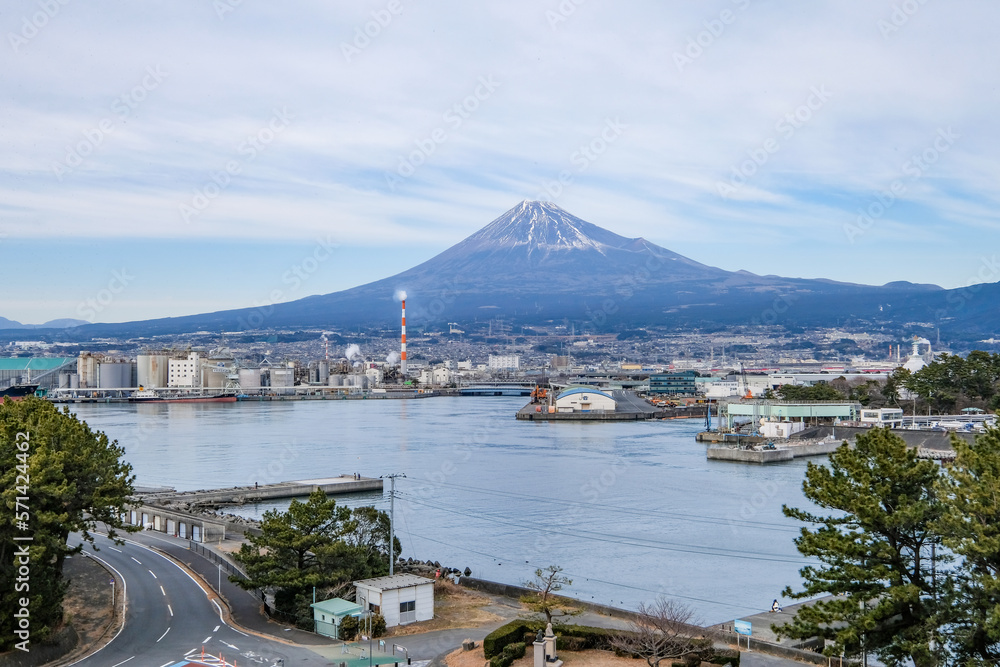 静岡県富士市田子の浦からの富士山と工場