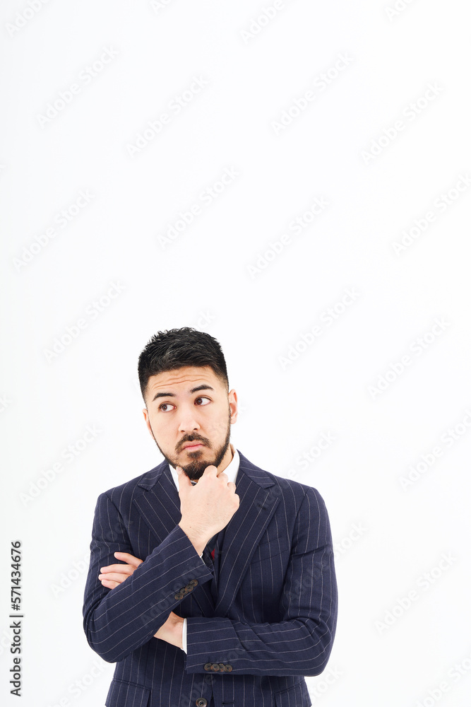 考え込むポーズをするスーツ姿の男性 考え込むポーズをするスーツ姿の男性