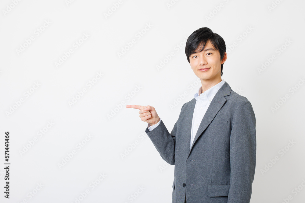 指差しをするビジネスマン