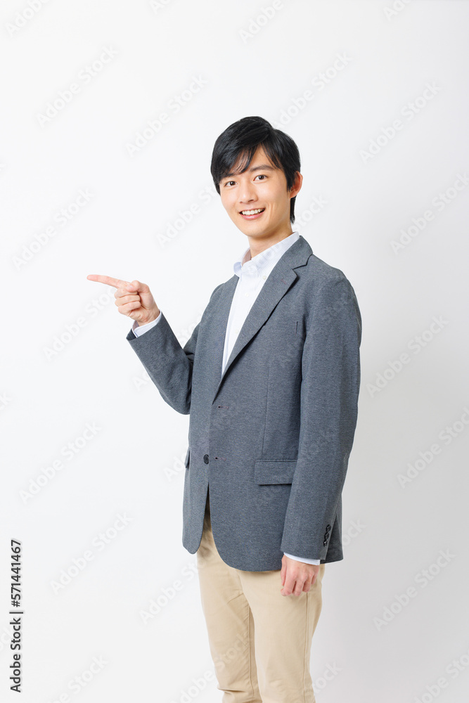 指差しをするビジネスマン