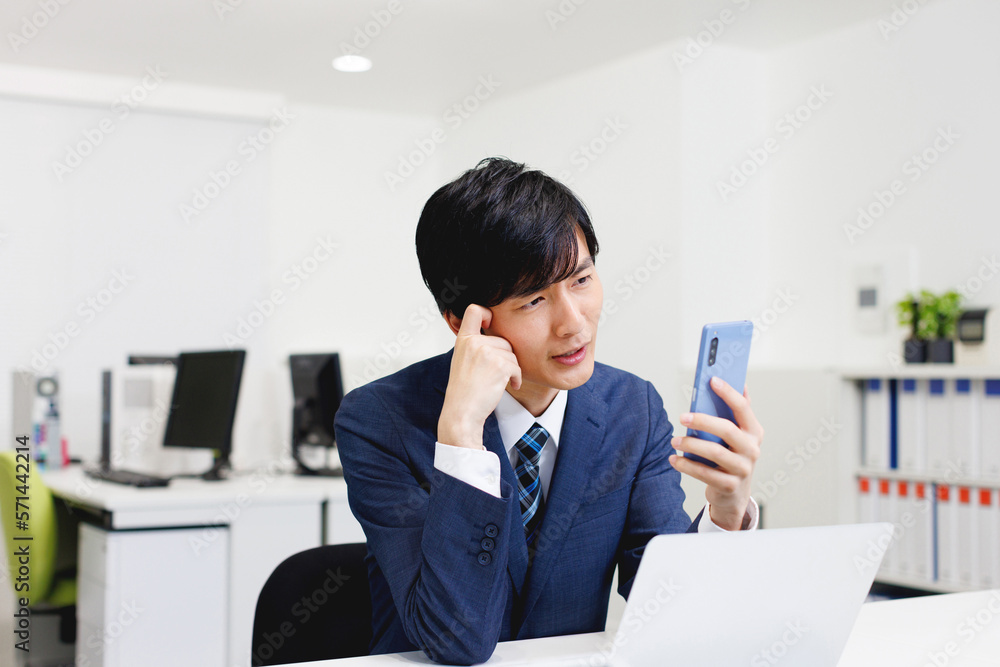 Obraz premium スマホをするビジネスマン