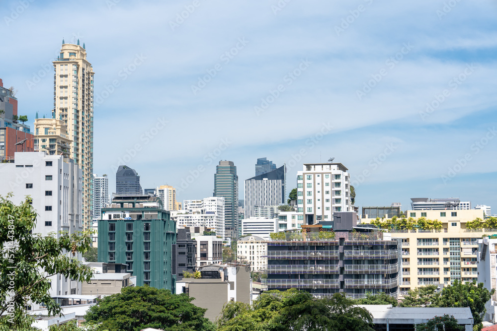 タイ・バンコクの青空に映えるビル群