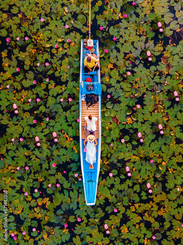 Foto Sunrise at The sea of red lotus, Lake Nong Harn, Udon Thani, Thailand