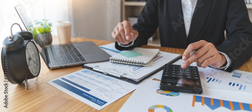 Foto Asian business woman Calculate turnover with calculator