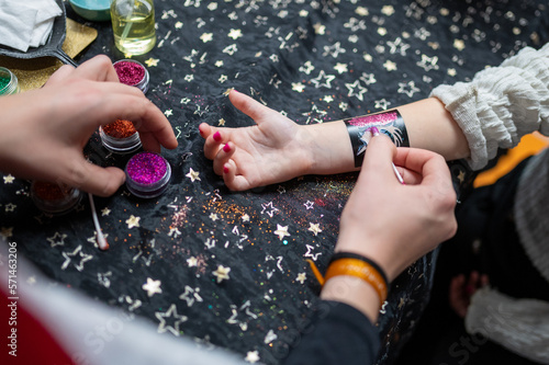 Séance tatouage sur enfant  photo