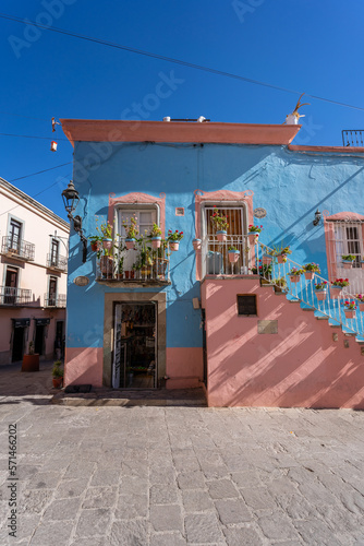 Fototapeta Naklejka Na Ścianę i Meble -  Beautiful, bright and colorful city streets in the Mexican city of Guanajuato.