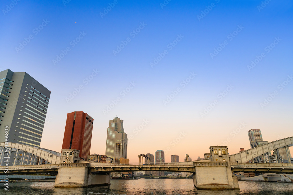Fototapeta premium 東京水辺ラインから見た東京都内夕景