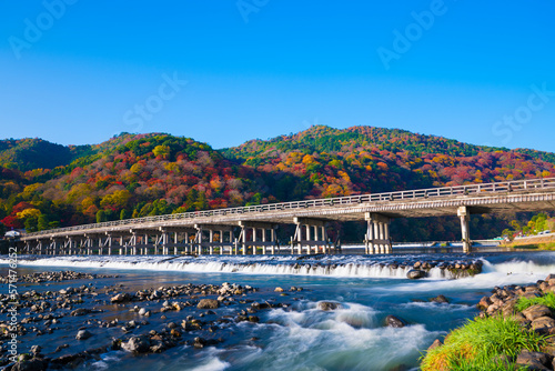 京都　渡月橋と嵐山の紅葉