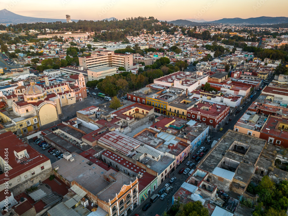 Obraz premium Beautiful aerial view of the city of Puebla in Mexico. Amazing sunset.