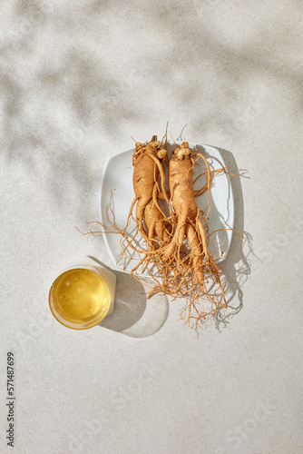 Cuadro en lienzo Honey and ginseng are placed on a bowl. natural light.