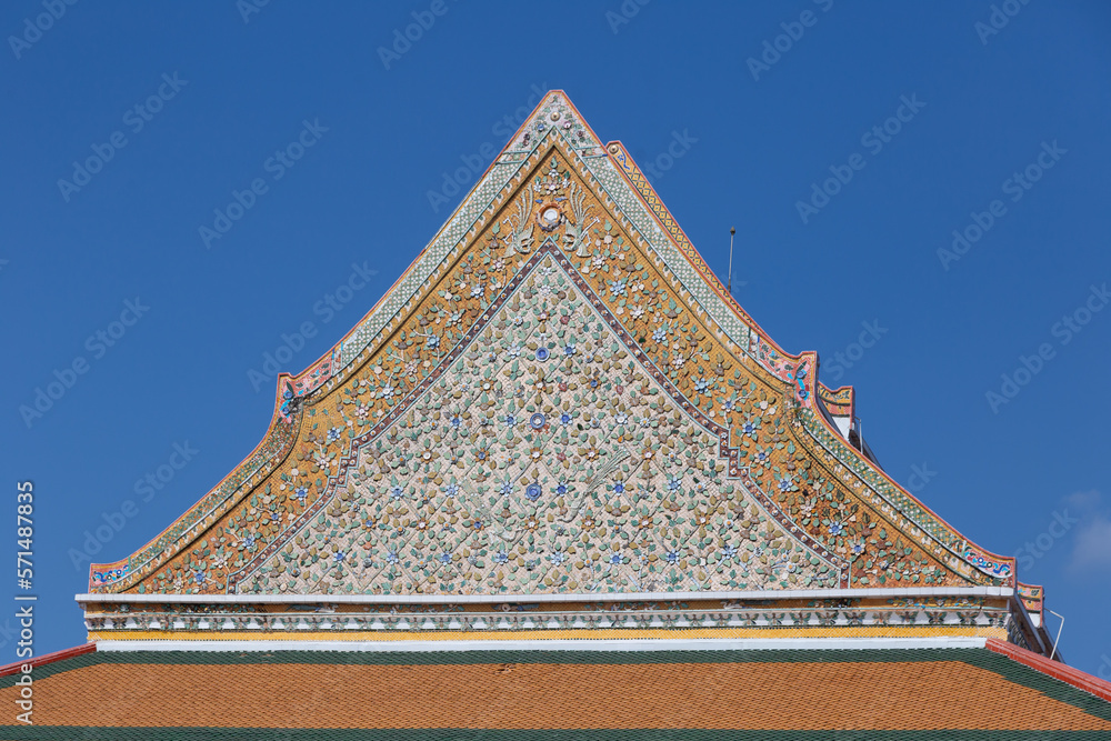 Wat Kalyanamitr in Bangkok is decorated with small tiled gables in ancient patterns, beautiful and valuable. It is impressive to tourists who often take pictures with them.