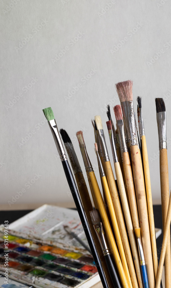 Obraz premium Artist's set of different brushes for painting with paints.