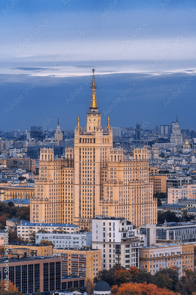Obraz premium MOSCOW, RUSSIA - September 22, 2019: Stalin's skyscraper on Kudrinskaya Square. View of the city from a height. Panorama of the city towards the metro Barrikadnaya. High-rise and home