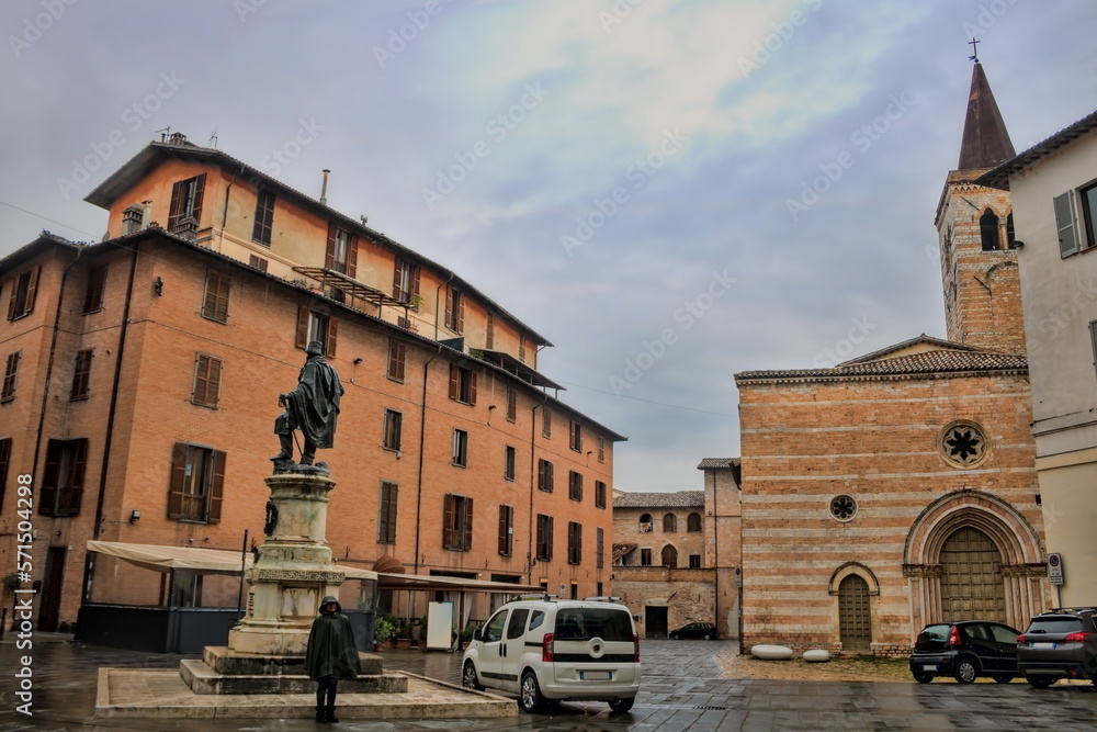 foligno, italien - piazza garibaldi mit denkmal und collegiata di sant salvatore