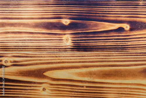 Poziome słoje widoczne na drewnianej desce 