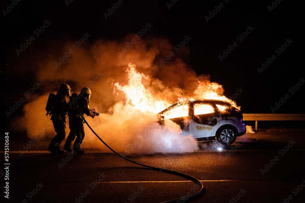 Obraz premium Feuerwehr löscht brennendes Auto