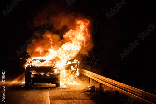Feuerwehr löscht brennendes Auto