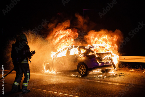 Feuerwehr löscht brennendes Auto