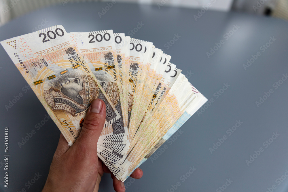 Polskie banknoty trzymane w dłoni. Złotówki. - obrazy, fototapety, plakaty 