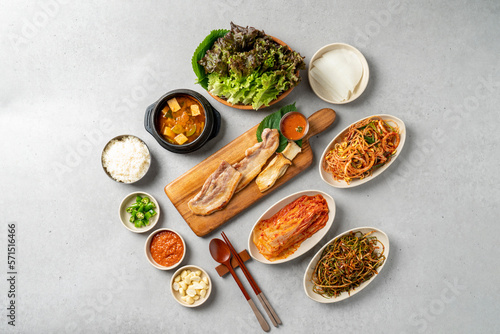 Korean food dishes Korean food dishes 돼지고기 삼겹살 구이 돼지 목살 구이