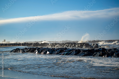 Jour d'hiver ensoleillé et venteux au bord de la mer