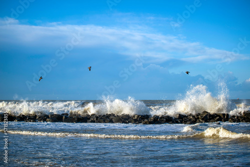 Jour d'hiver ensoleillé et venteux au bord de la mer photo