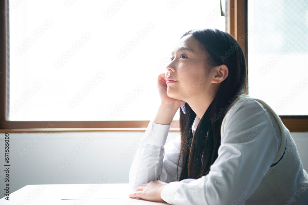 頬杖をついている女子高生 Stock 写真 | Adobe Stock