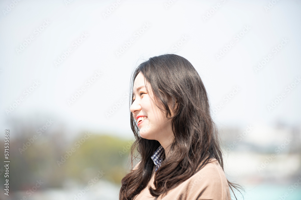 屋上で笑っている女性 屋上で笑っている女性