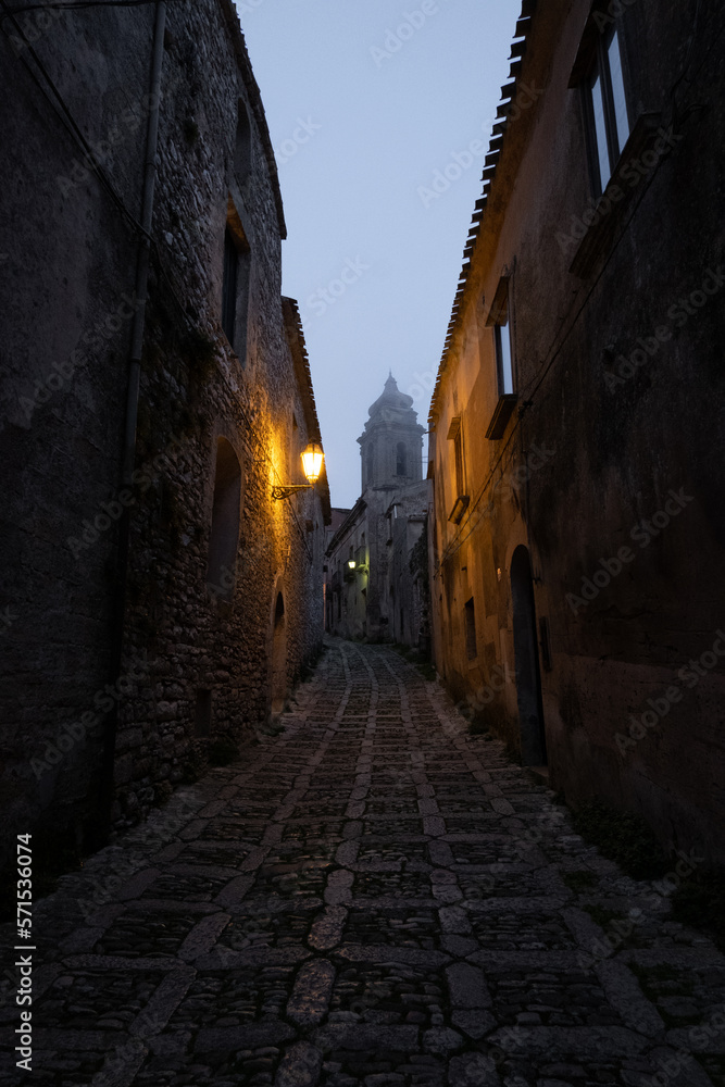 ruelle typique d'un village en Sicile le soir