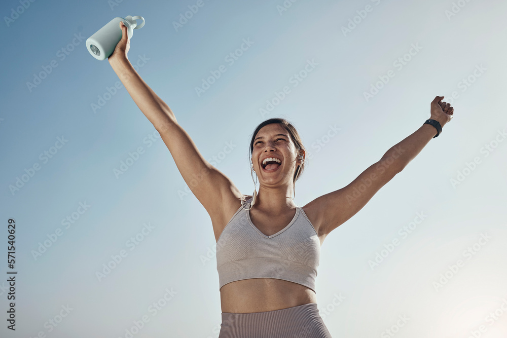 © Nicholas F/peopleimages.com - Fitness success, blue sky and woman arms in air with water bottle outdoor. Excited, happy smile and athlete with sports feeling freedom from motivation and happiness with exercise target goal © Nicholas F/peopleimages.com - Fitness success, blue sky and woman arms in air with water bottle outdoor. Excited, happy smile and athlete with sports feeling freedom from motivation and happiness with exercise target goal