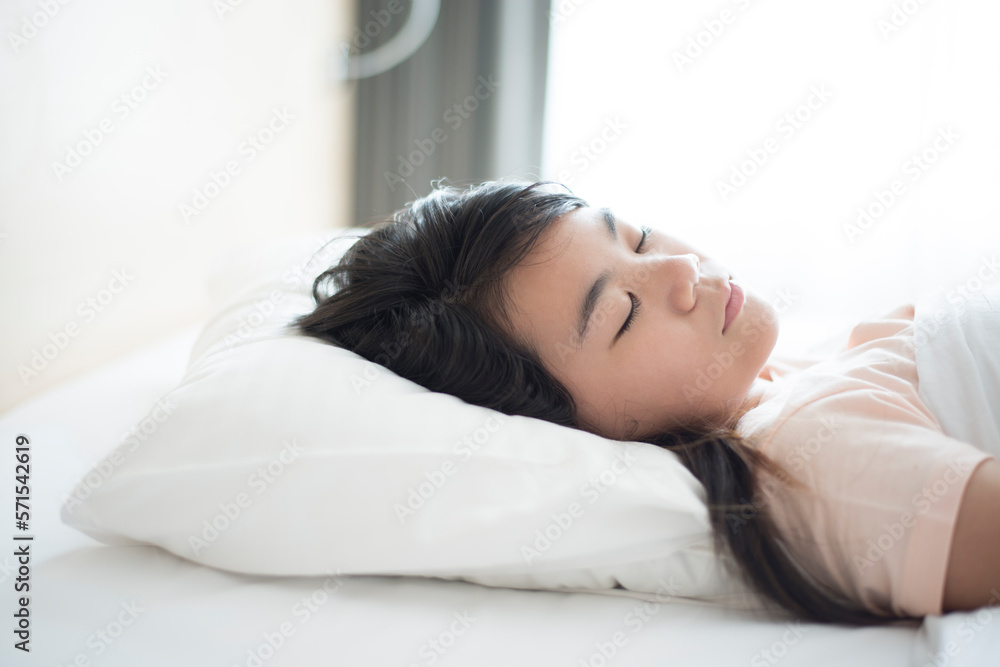 ベッドで眠っている女の子