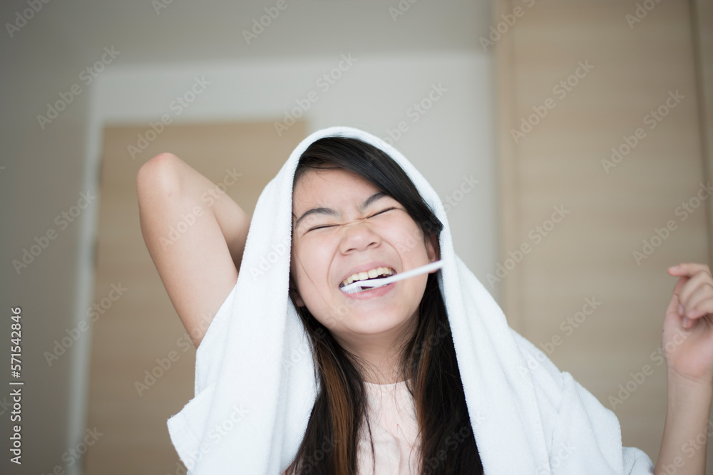 歯を磨いている女の子 歯を磨いている女の子
