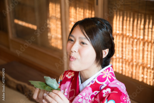 柏餅を食べている着物姿の女性