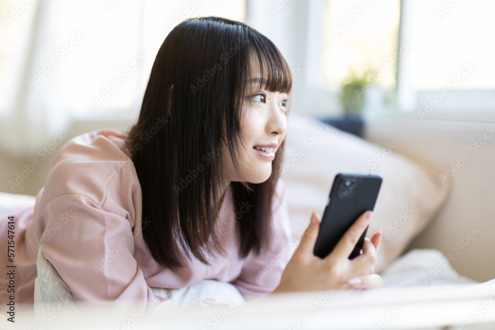 スマホを見る女性 スマホを見る女性