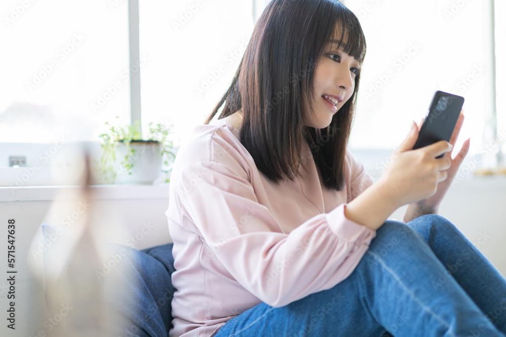 スマホを見る女性 スマホを見る女性