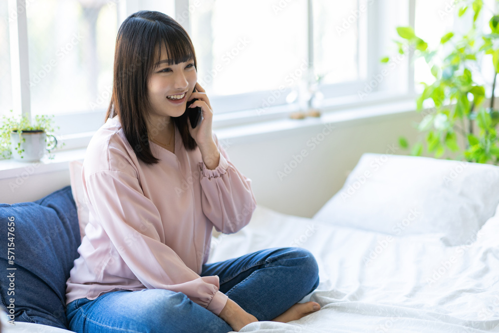 電話をする女性 電話をする女性