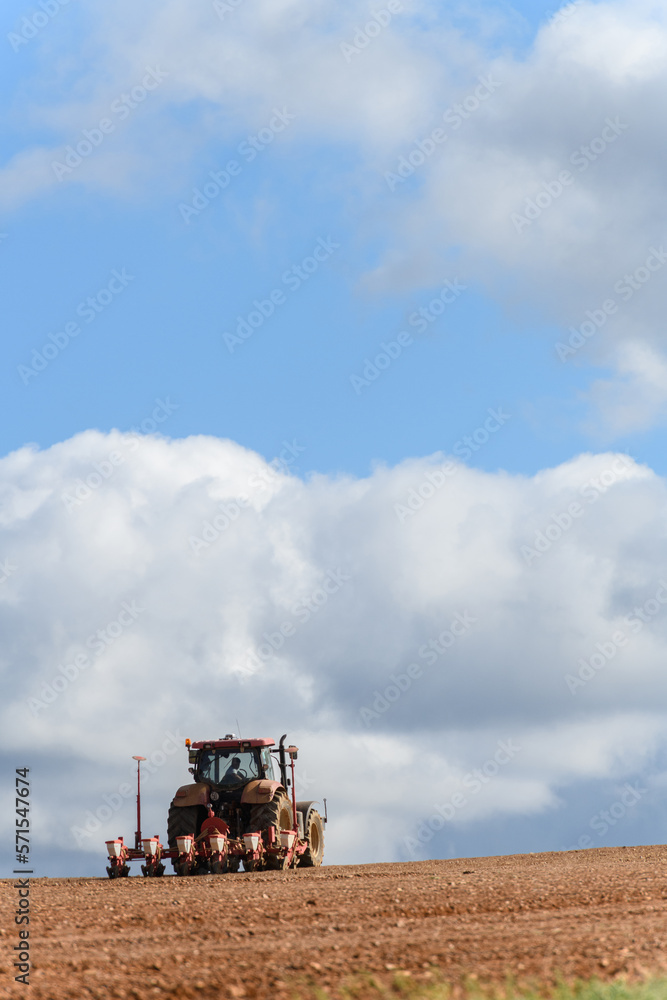 TRACTOR REALIZANDO TRABAJOS DE SIEMBRA TRACTOR REALIZANDO TRABAJOS DE SIEMBRA