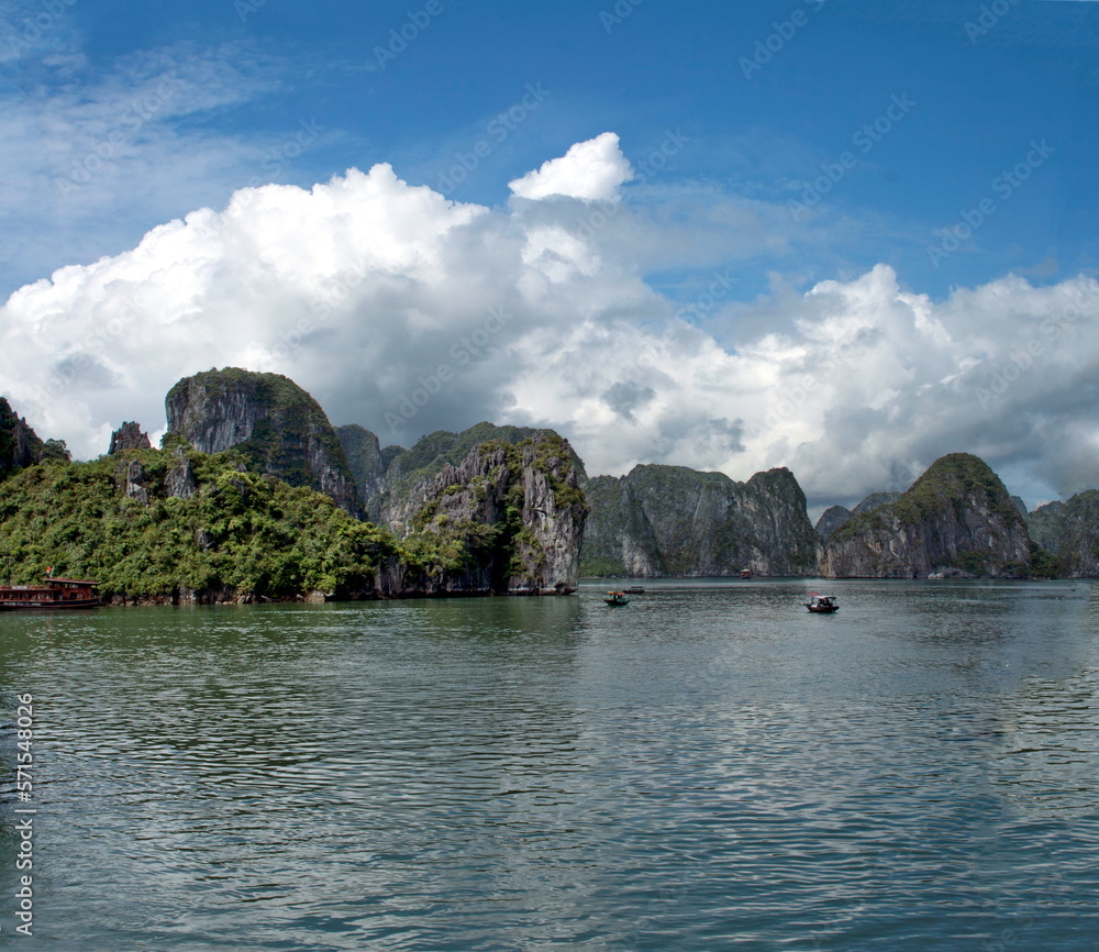 Obraz premium Beautiful sea gulf Ha long bay surrounded high mountains
