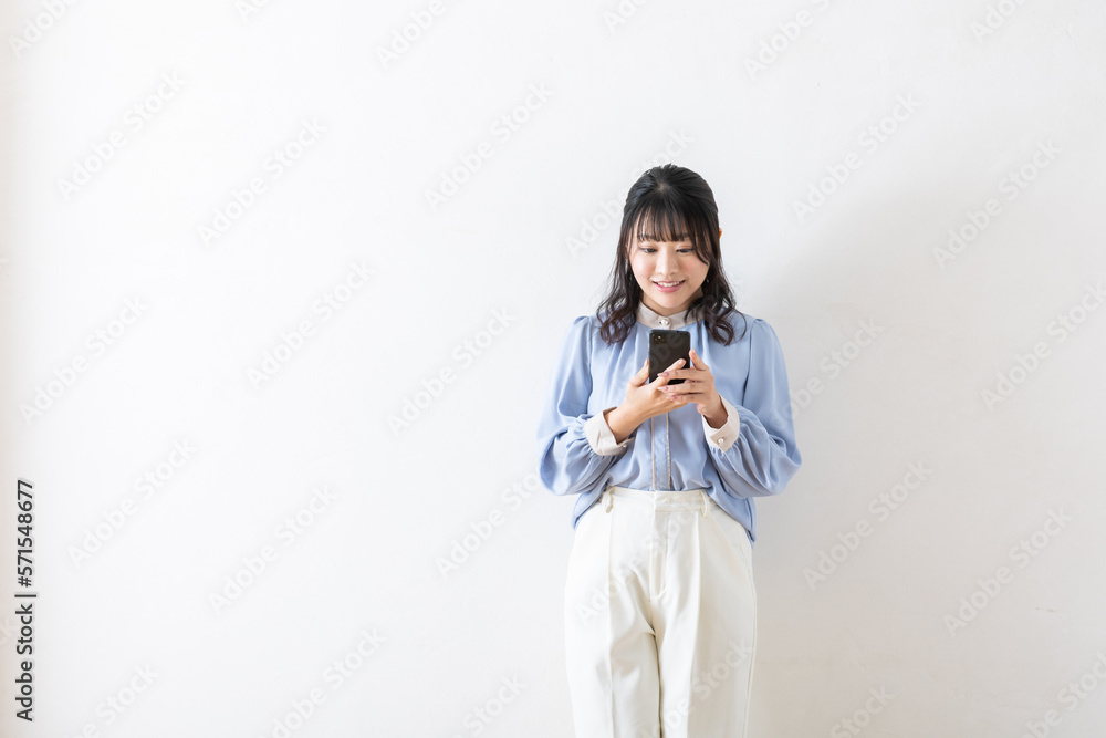 スマホを見る女性