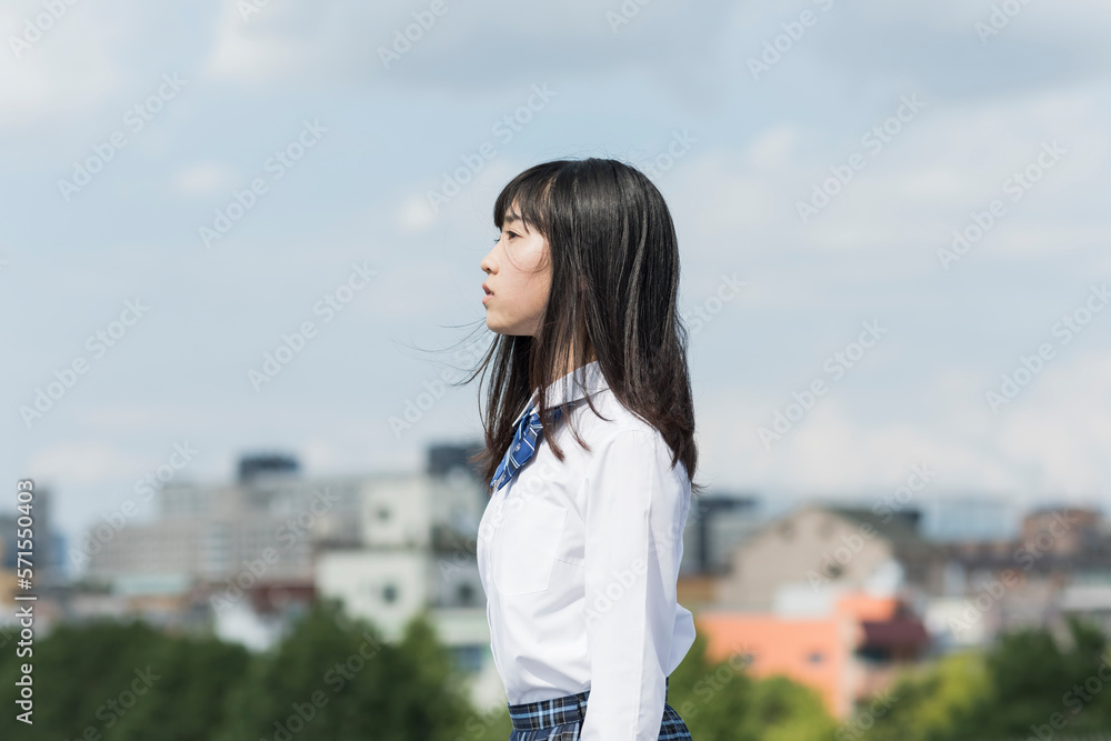 遠くを見つめる女子学生 遠くを見つめる女子学生