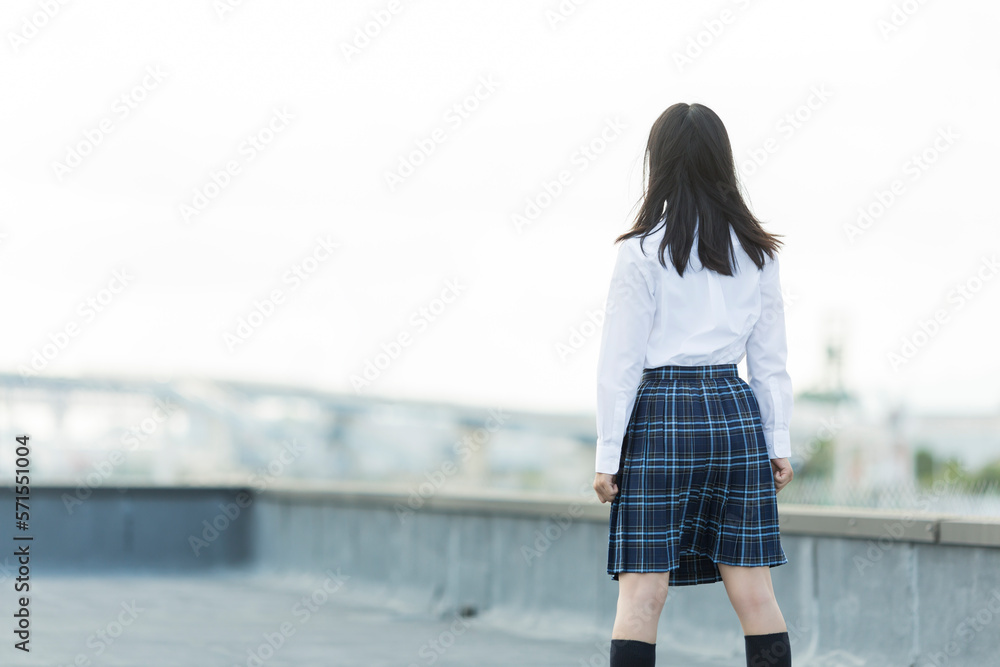 屋上に立つ女子学生の後姿 屋上に立つ女子学生の後姿