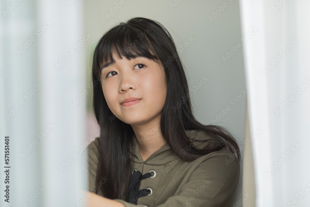 窓辺に座る女の子